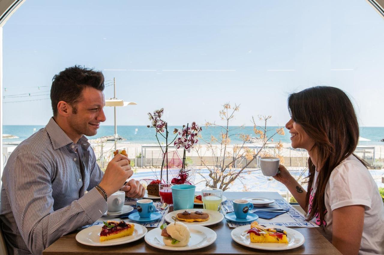 Hotel Alexandra - Beach Front - Healthy Xxl Breakfast & Brunch Until 12 30 - Parking Included Misano Adriatico Zewnętrze zdjęcie