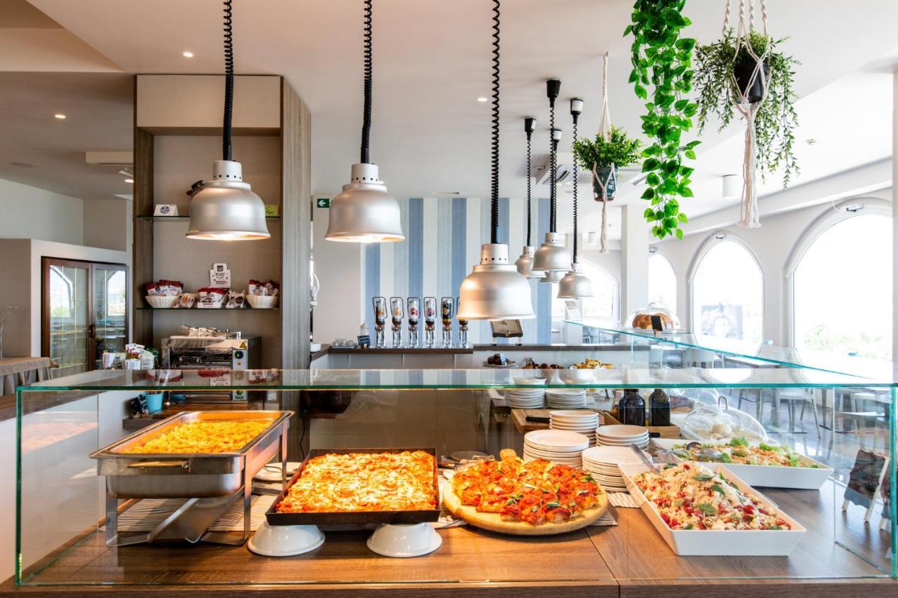 Hotel Alexandra - Beach Front - Healthy Xxl Breakfast & Brunch Until 12 30 - Parking Included Misano Adriatico Zewnętrze zdjęcie
