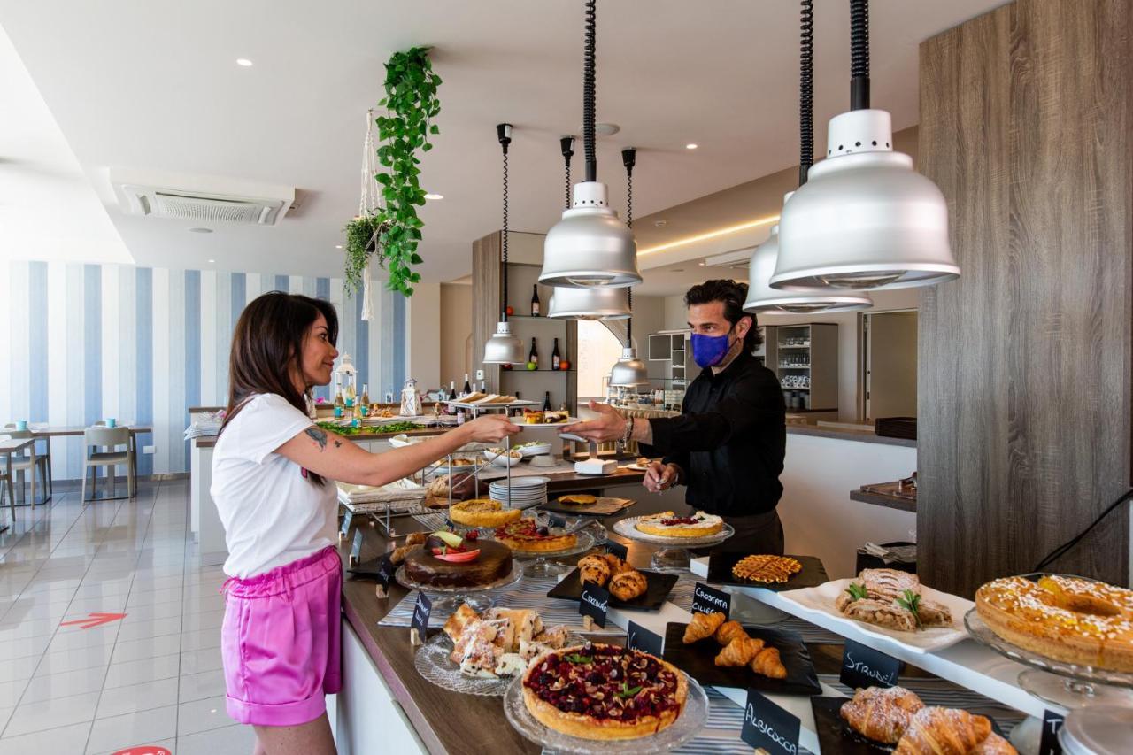 Hotel Alexandra - Beach Front - Healthy Xxl Breakfast & Brunch Until 12 30 - Parking Included Misano Adriatico Zewnętrze zdjęcie