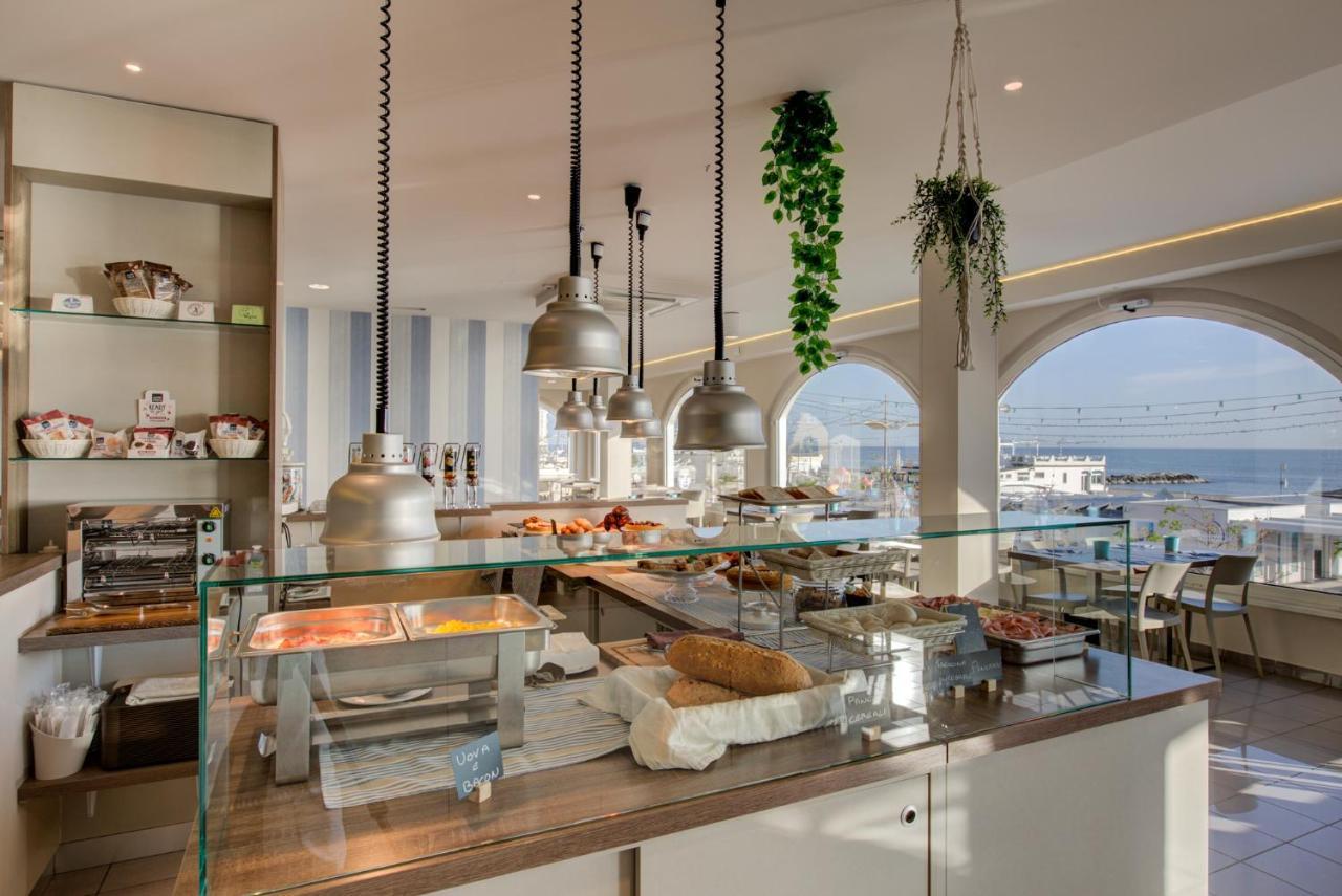 Hotel Alexandra - Beach Front - Healthy Xxl Breakfast & Brunch Until 12 30 - Parking Included Misano Adriatico Zewnętrze zdjęcie