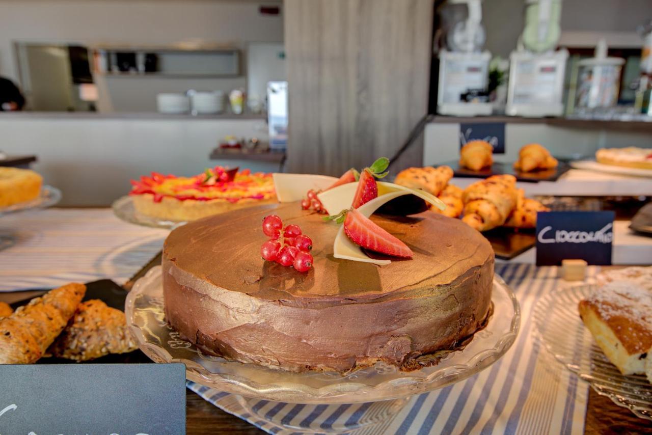 Hotel Alexandra - Beach Front - Healthy Xxl Breakfast & Brunch Until 12 30 - Parking Included Misano Adriatico Zewnętrze zdjęcie