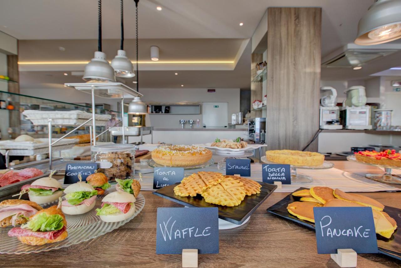 Hotel Alexandra - Beach Front - Healthy Xxl Breakfast & Brunch Until 12 30 - Parking Included Misano Adriatico Zewnętrze zdjęcie