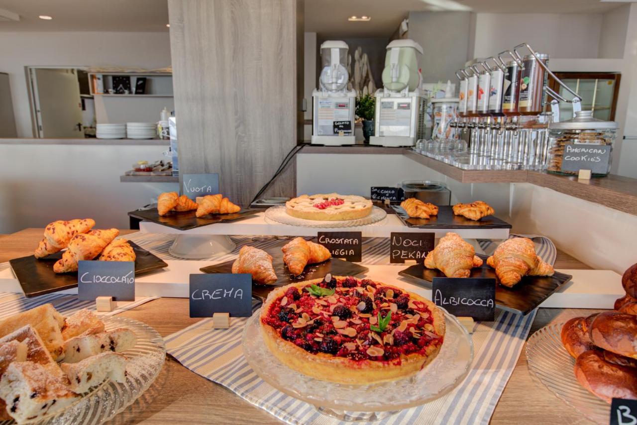 Hotel Alexandra - Beach Front - Healthy Xxl Breakfast & Brunch Until 12 30 - Parking Included Misano Adriatico Zewnętrze zdjęcie