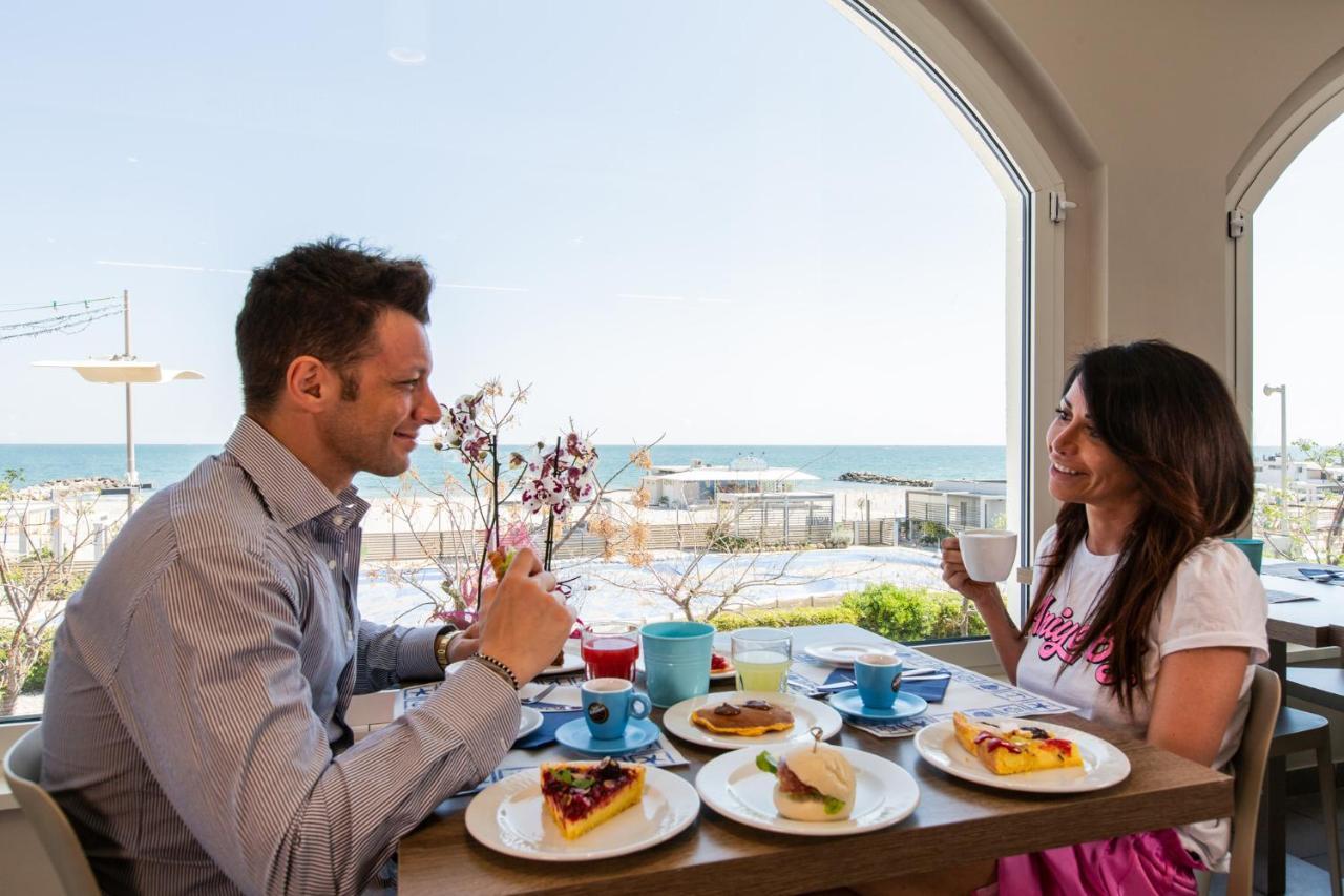 Hotel Alexandra - Beach Front - Healthy Xxl Breakfast & Brunch Until 12 30 - Parking Included Misano Adriatico Zewnętrze zdjęcie