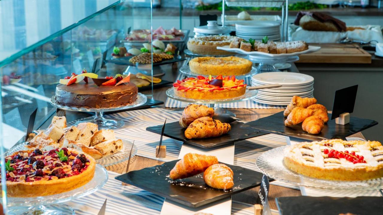 Hotel Alexandra - Beach Front - Healthy Xxl Breakfast & Brunch Until 12 30 - Parking Included Misano Adriatico Zewnętrze zdjęcie