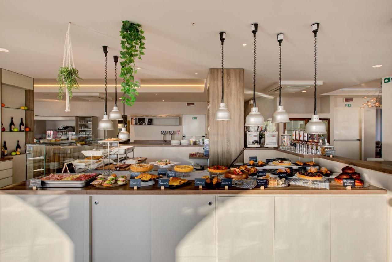 Hotel Alexandra - Beach Front - Healthy Xxl Breakfast & Brunch Until 12 30 - Parking Included Misano Adriatico Zewnętrze zdjęcie