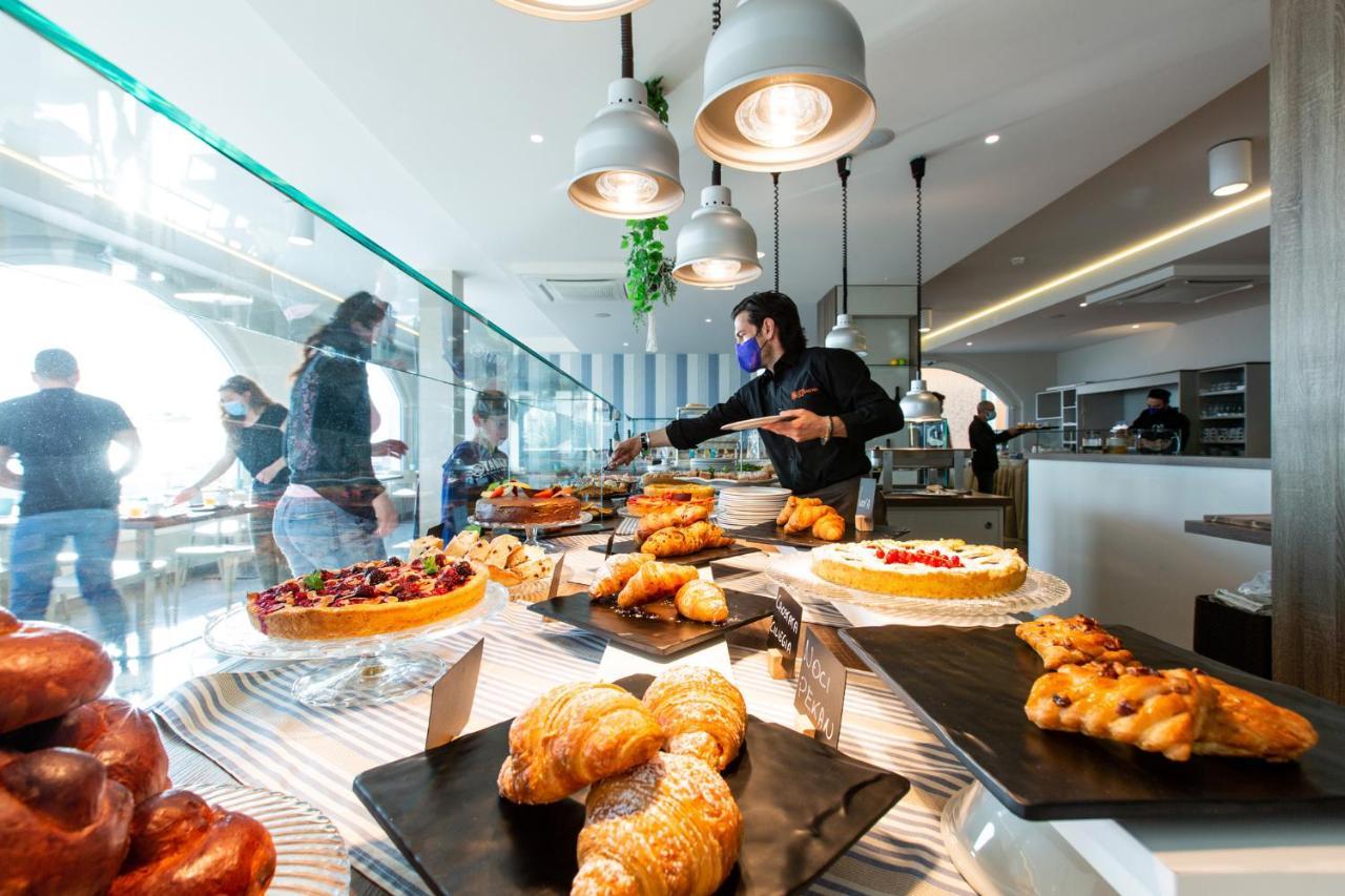 Hotel Alexandra - Beach Front - Healthy Xxl Breakfast & Brunch Until 12 30 - Parking Included Misano Adriatico Zewnętrze zdjęcie