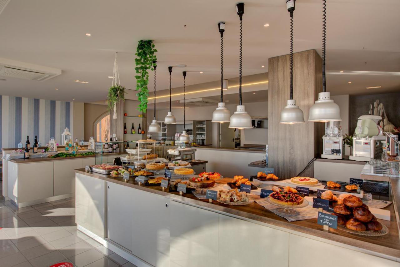 Hotel Alexandra - Beach Front - Healthy Xxl Breakfast & Brunch Until 12 30 - Parking Included Misano Adriatico Zewnętrze zdjęcie