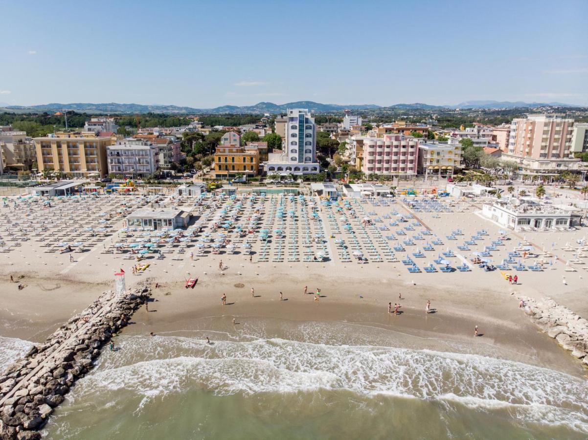 Hotel Alexandra - Beach Front - Healthy Xxl Breakfast & Brunch Until 12 30 - Parking Included Misano Adriatico Zewnętrze zdjęcie
