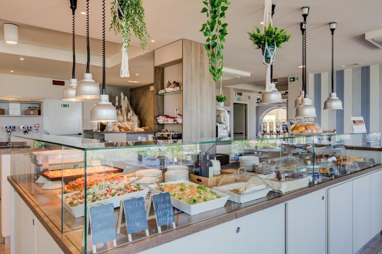Hotel Alexandra - Beach Front - Healthy Xxl Breakfast & Brunch Until 12 30 - Parking Included Misano Adriatico Zewnętrze zdjęcie