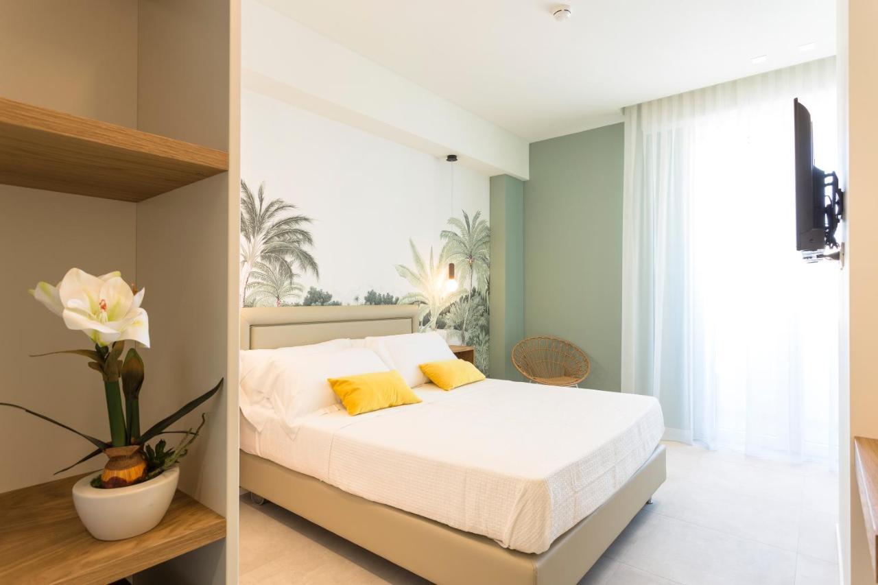 Hotel Alexandra - Beach Front - Healthy Xxl Breakfast & Brunch Until 12 30 - Parking Included Misano Adriatico Zewnętrze zdjęcie