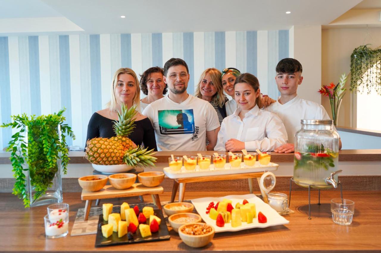 Hotel Alexandra - Beach Front - Healthy Xxl Breakfast & Brunch Until 12 30 - Parking Included Misano Adriatico Zewnętrze zdjęcie