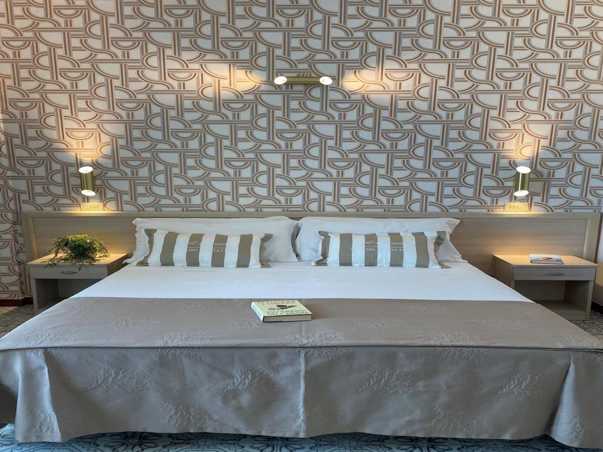 Hotel Alexandra - Beach Front - Healthy Xxl Breakfast & Brunch Until 12 30 - Parking Included Misano Adriatico Zewnętrze zdjęcie