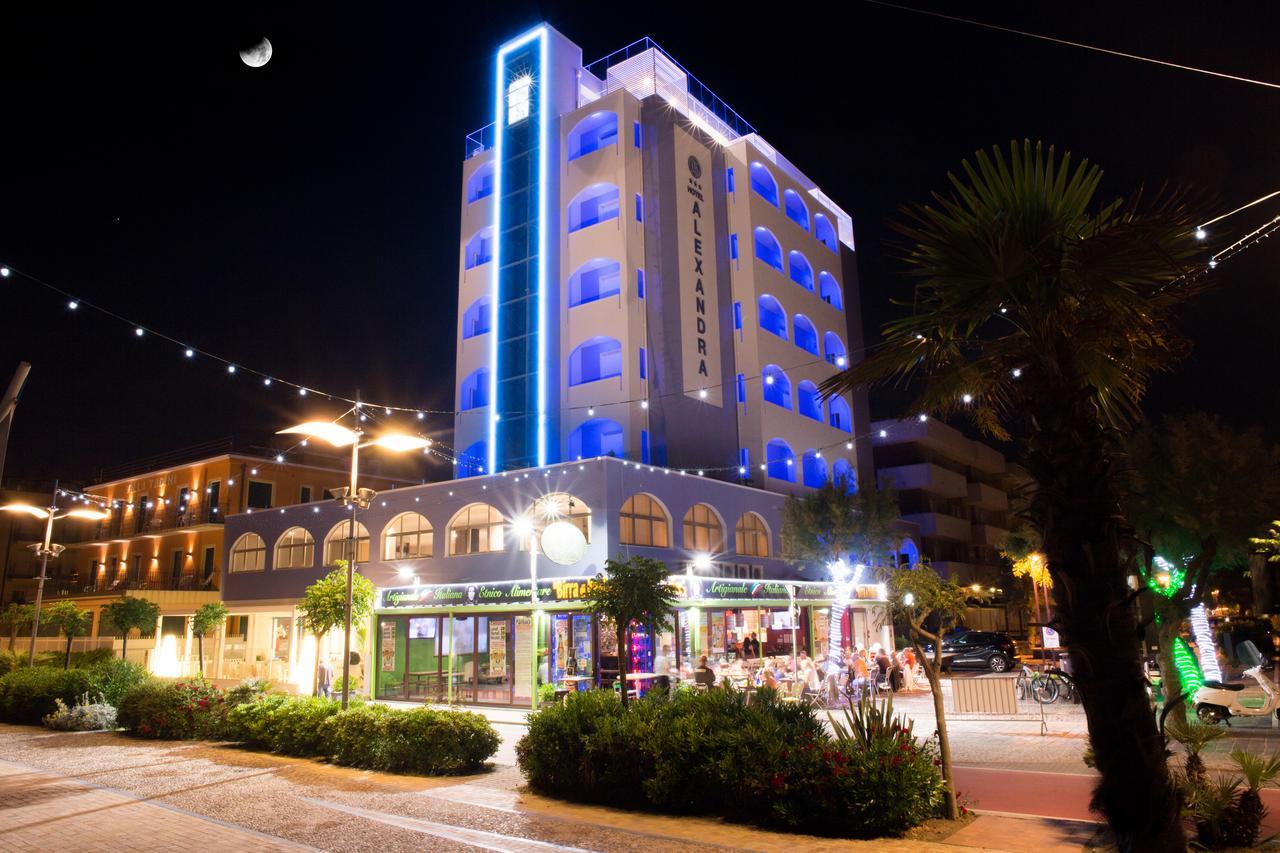 Hotel Alexandra - Beach Front - Healthy Xxl Breakfast & Brunch Until 12 30 - Parking Included Misano Adriatico Zewnętrze zdjęcie