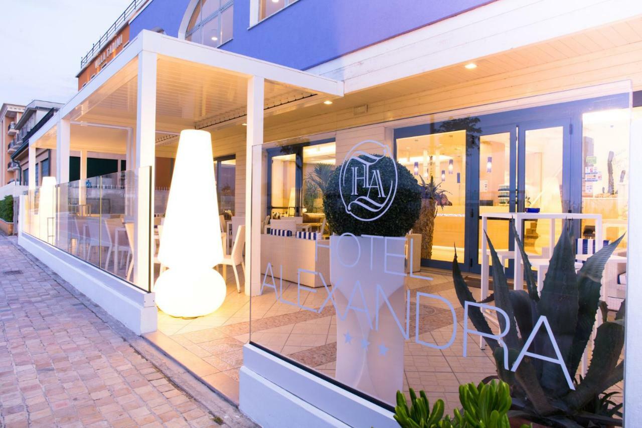Hotel Alexandra - Beach Front - Healthy Xxl Breakfast & Brunch Until 12 30 - Parking Included Misano Adriatico Zewnętrze zdjęcie