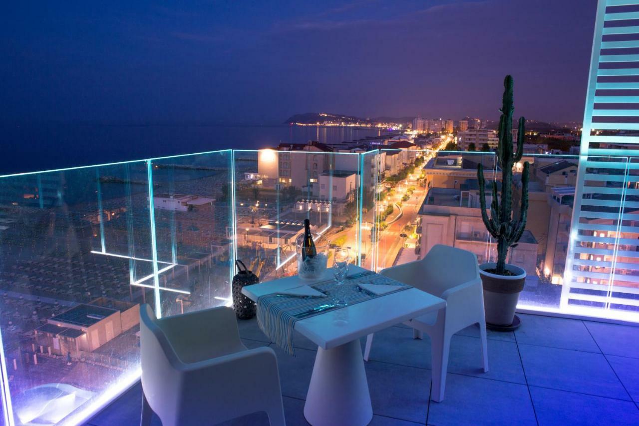 Hotel Alexandra - Beach Front - Healthy Xxl Breakfast & Brunch Until 12 30 - Parking Included Misano Adriatico Zewnętrze zdjęcie